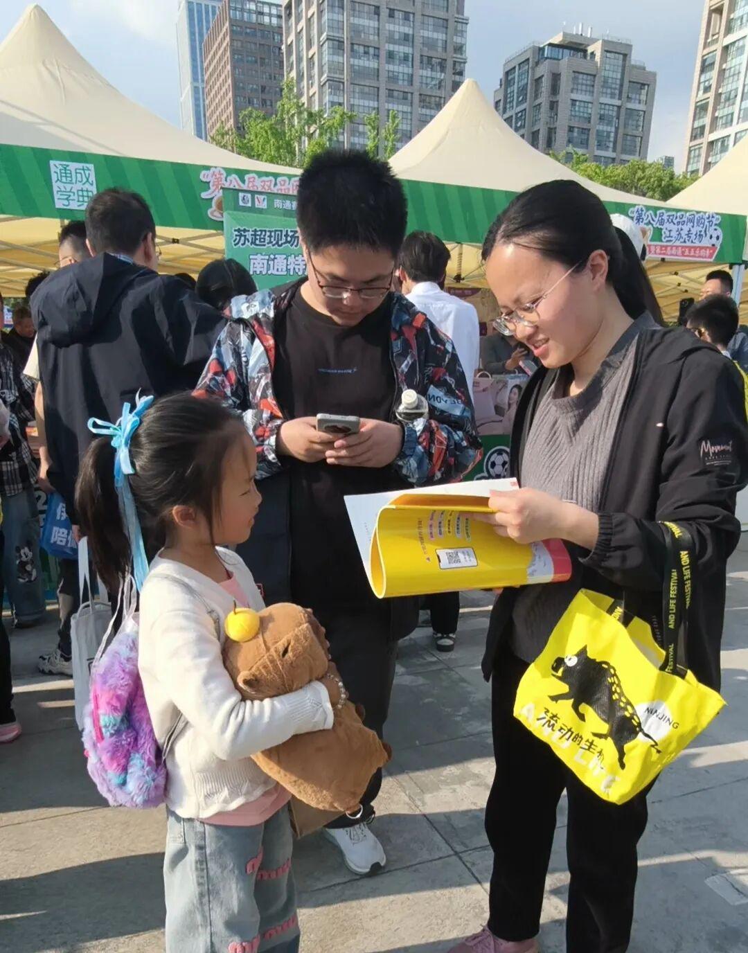 必赢体育官方入口-“苏超”南通主场外“特产免费送”意外走红！凑近一看，特产原来是试卷，家长抢着领，一度供不应求